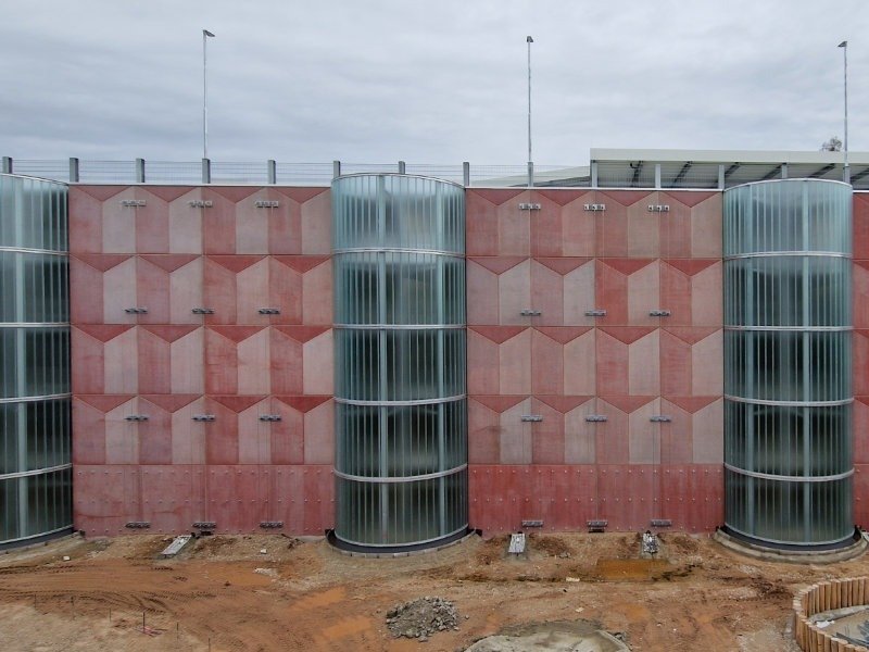 Lärmschutzwand Lärmschutzfassade Beton farbig gestalten